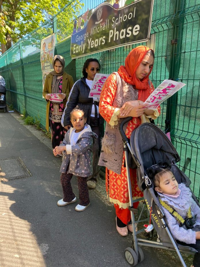 Leafleting parents at school Photo: Paula Mitchell