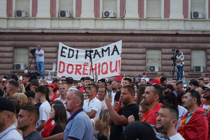 "Rama resign!" Marching in the summer Photo: Albinfo/CC